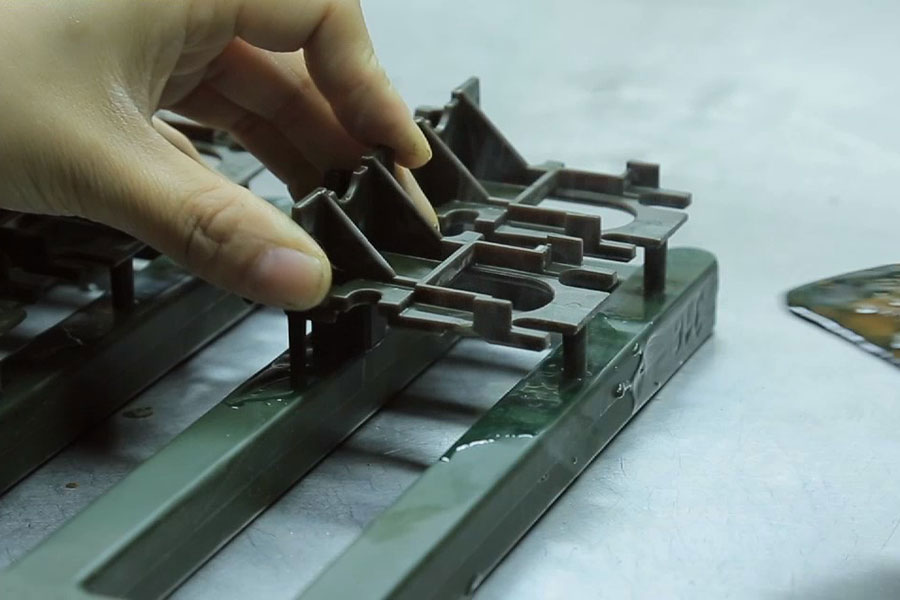 ロストワックス鋳造プロセス中にワックスツリーを組み立てる方法