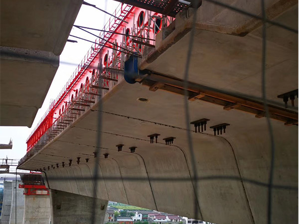 Post-tensioning bars for bridge and structural engineering
