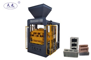 Easy operating block machine QT4-24 small investment for concrete block factory