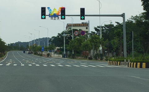 Traffic lights at the intersection of Zengcheng New City