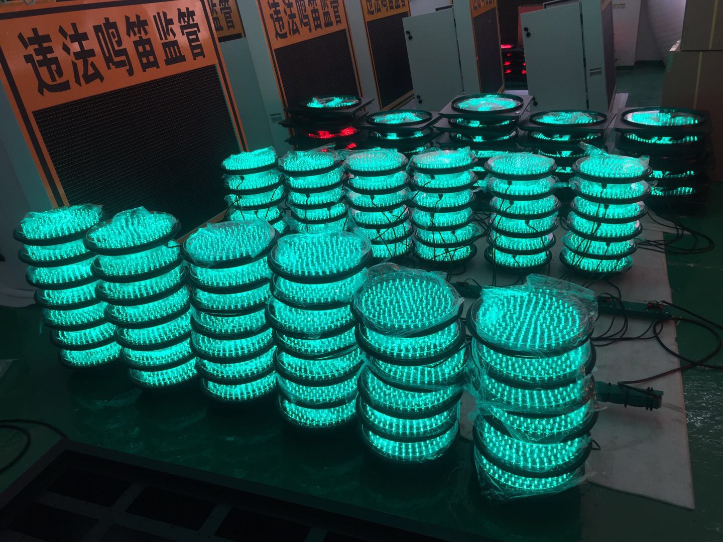 300mm green LED traffic light module doing aging testing