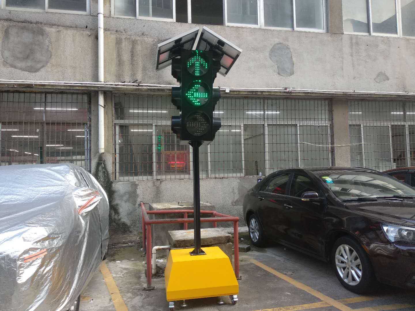 What are the working modes of the solar tri-color portable arrow traffic lights?