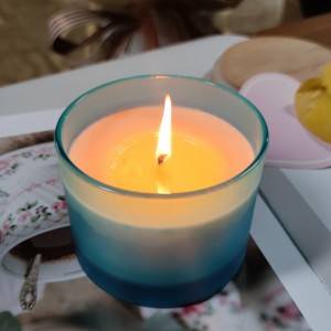 Soy wax candle with cotton wick-blue/white
