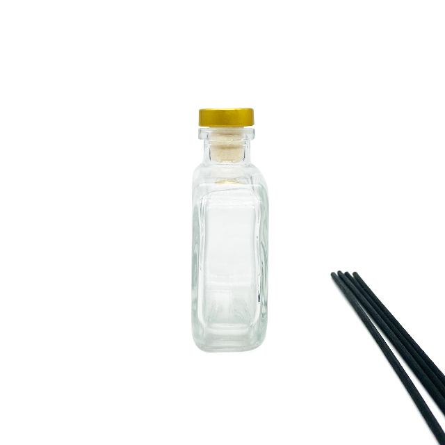 Прозрачный плоский флакон. Бутылка с ароматизатором прозрачная.