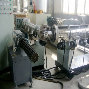 Машина за правење пВЦ спирални црева