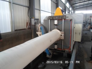 Machine-coupeuse de fabrication de conduites d'eau en PVC