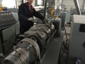 Machine-extrudeuse de fabrication de conduites d'eau en PVC