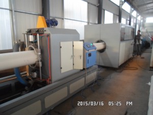 Machine de fabrication de conduites d'eau en PVC