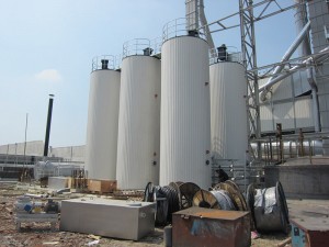 Vertical bitumen tank