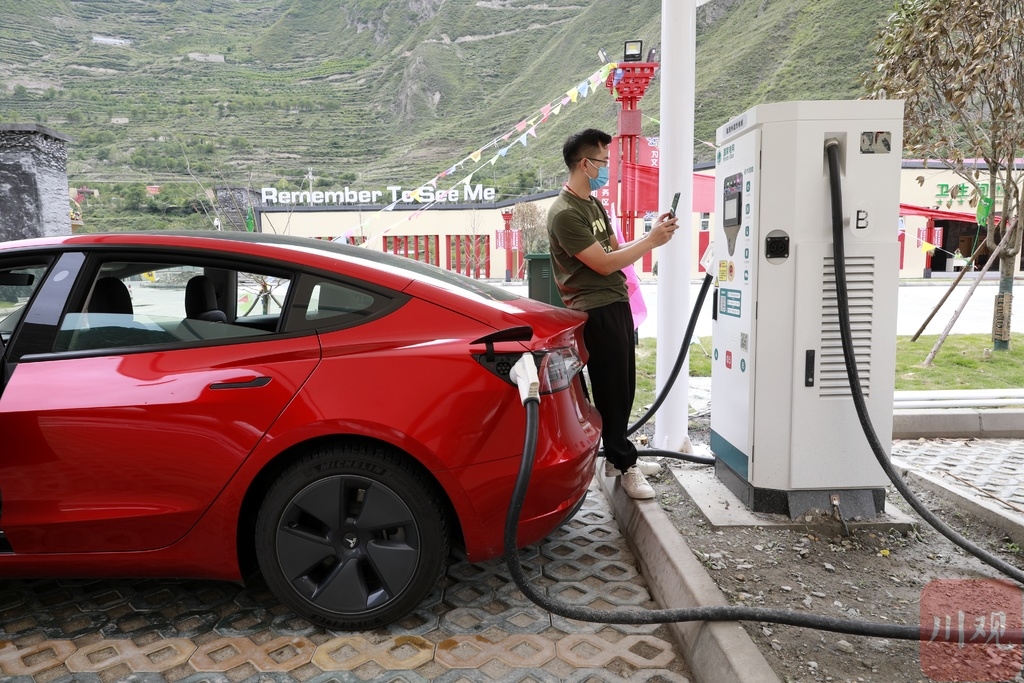 В Китай има 6,78 милиона нови енергийни превозни средства и само 10 000 зарядни купчини в сервизните зони в цялата страна
