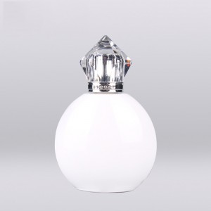 50ml aangepaste hoge kwaliteit glazen bol ronde witte coating parfumflesje met acryl luxe zilveren dop