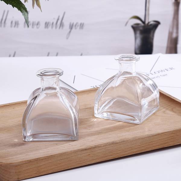 Good quality Black Perfume Bottle -
 50ml 100ml 150ml 250ml wholesale high quality luxury flint ger shape aroma reed diffuser glass bottle with glass top – Linearnuo