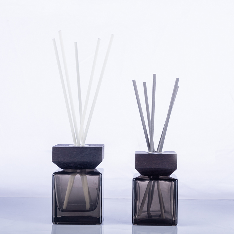 Square reed diffuser glass bottle with wooden cap Featured Image