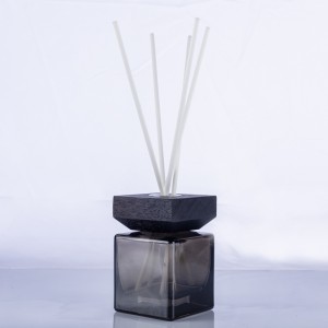 Square reed diffuser glass bottle with wooden cap