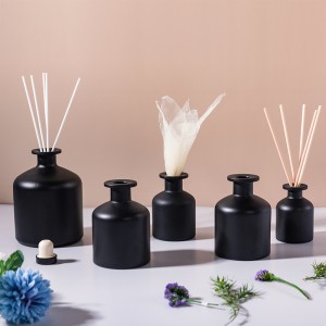 Matte black reed diffuser glass bottle with cork