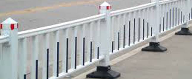 What are the advantages of galvanizing the surface of the road fence?