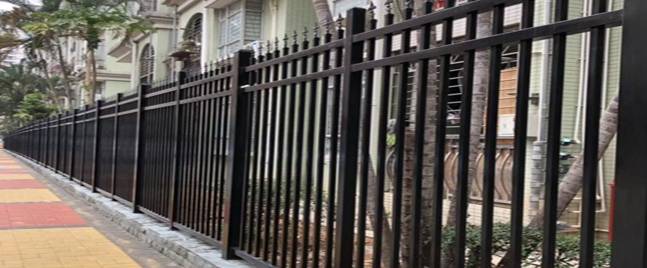 What are the main artistic values ​​of black iron fence