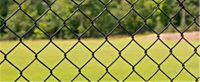 How does the chain link fence prevent rust?