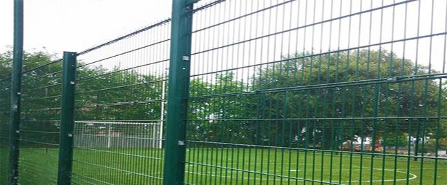 What are the anti-corrosion treatment methods for stadium fences?